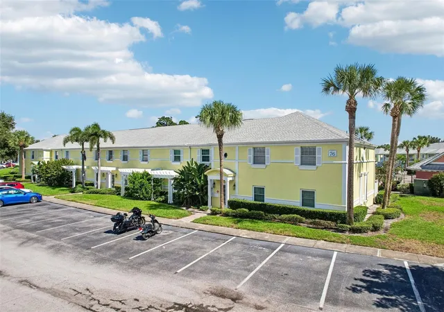 Photo 3 of Condo for sale at 102 Pompano Dr Se #D, Saint Petersburg, FL 33705 | MLS# TB8560041 | Listing updated on 2026-10-23