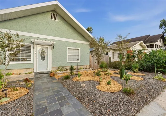 Photo 1 of House for sale at 118 S Waterloo Ave, Lakeland, FL 33801 | MLS# L4965938 | Listing updated on 2026-10-29