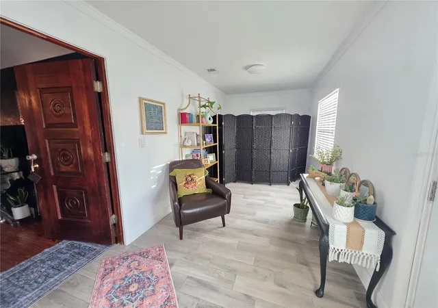 Photo 3 of House for sale at 118 S Waterloo Ave, Lakeland, FL 33801 | MLS# L4965938 | Listing updated on 2026-10-29