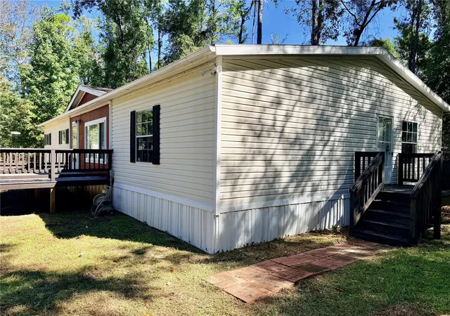 Photo 3 of Manufactured home for sale at 664 SW Kentucky St, Fort White, FL 32038 | MLS# GC544336 | Listing updated on 2026-10-22
