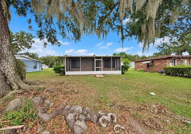 Photo 1 of Single family home for sale at 1104 Crosby St, Leesburg, FL 34748 | MLS# S5159935 | Listing updated on 2026-10-22