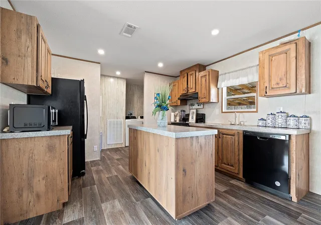 Photo 3 of Manufactured home for sale at 387 Nw Lamar Pl, Lake City, FL 32055 | MLS# GC544339 | Listing updated on 2026-10-22
