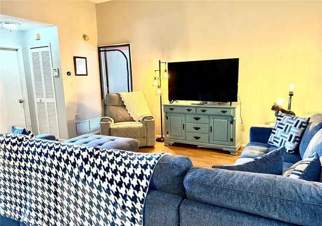 Photo 3 of Single family home for sale at 1564 Cougar Ct, Casselberry, FL 32707 | MLS# O6451538 | Listing updated on 2026-10-22