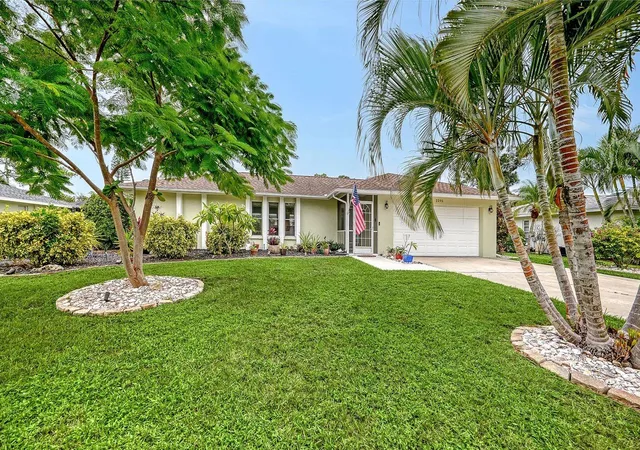 Photo 1 of Single family home for sale at 2295 Pine View Cir, Sarasota, FL 34231 | MLS# A4710352 | Listing updated on 2026-10-22
