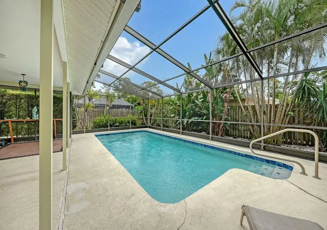 Photo 3 of Single family home for sale at 2295 Pine View Cir, Sarasota, FL 34231 | MLS# A4710352 | Listing updated on 2026-10-22