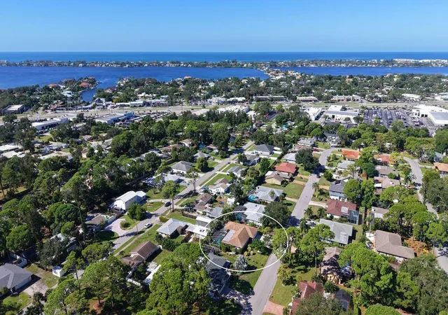 Photo 4 of Single family home for sale at 2295 Pine View Cir, Sarasota, FL 34231 | MLS# A4710352 | Listing updated on 2026-10-22