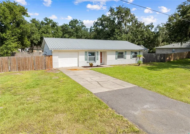 Photo 3 of Single family home for sale at 4801 Lake Shore Dr, Saint Cloud, FL 34772 | MLS# S5159942 | Listing updated on 2026-10-23