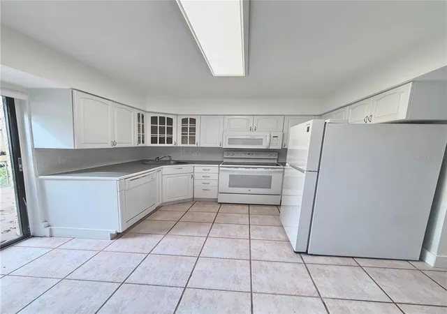 Photo 4 of Condo for sale at 191 Wimbledon Lake Dr, Plantation, FL 33324 | MLS# S5159943 | Listing updated on 2026-10-22