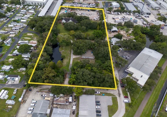 Photo 4 of Single family home for sale at 109 Old Oak Ln, Palm Harbor, FL 34683 | MLS# TB8560224 | Listing updated on 2026-10-22