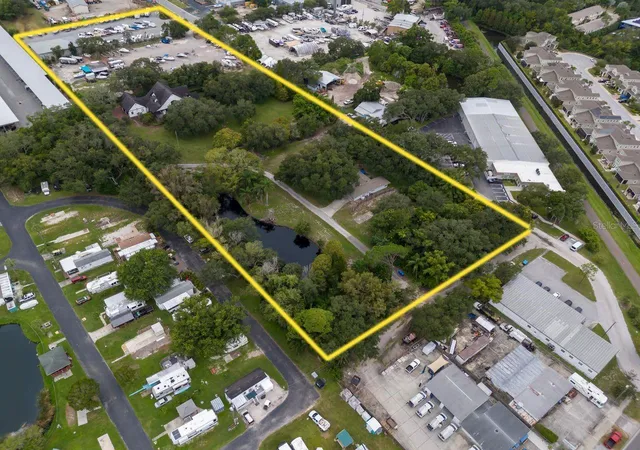 Photo 4 of Single family home for sale at 201 Old Oak Ln, Palm Harbor, FL 34683 | MLS# TB8560226 | Listing updated on 2026-10-22