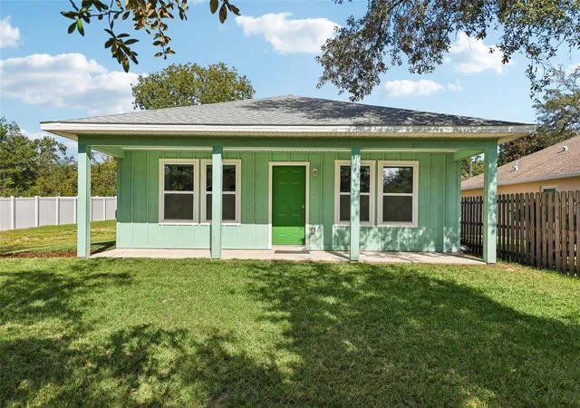 Single family home for sale at 40091 Oakridge Dr, LADY LAKE, FL 32159 | MLS# G5119332