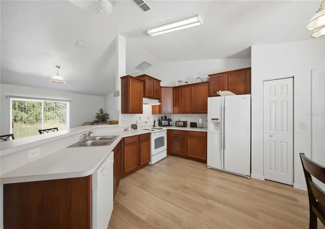 Photo 3 of Single family home for sale at 8 Oak Run Ct, Ocala, FL 34472 | MLS# OM734446 | Listing updated on 2026-10-22