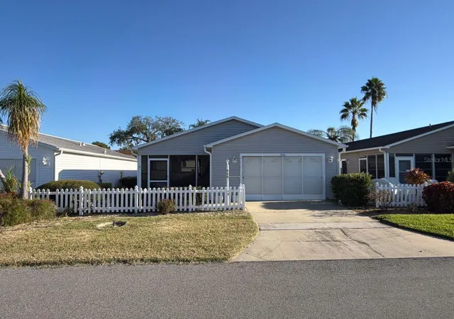 Single family home for sale at 468 Hildalgo Dr, Lady Lake, FL 32159 | MLS# O6451629