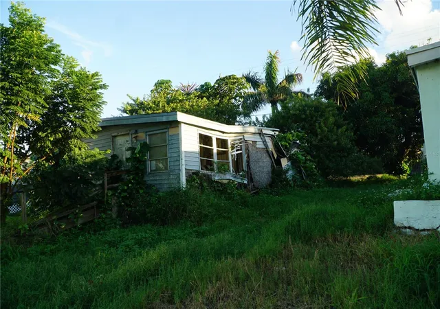 Single family home for sale at 412 S Cocoanut Rd, PAHOKEE, FL 33476 | MLS# A4710407