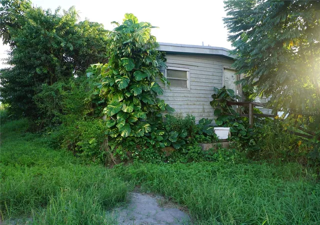 Photo 2 of Single family home for sale at 412 S Cocoanut Rd, Pahokee, FL 33476 | MLS# A4710407 | Listing updated on 2026-10-22