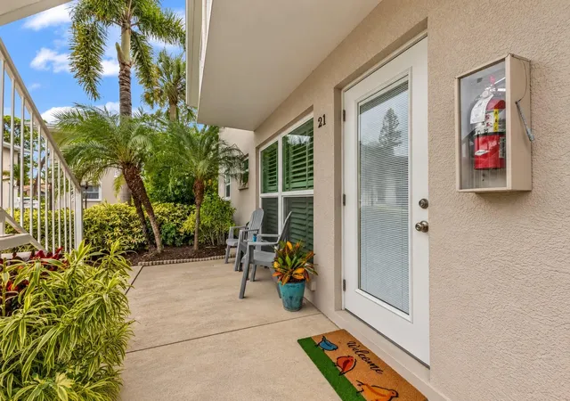 Photo 3 of Condo for sale at 521 W Venice Ave #21, Venice, FL 34285 | MLS# D6149297 | Listing updated on 2026-10-22