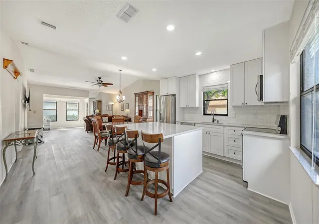 Photo 4 of Condo for sale at 510 Oak Hl Cir #9, Sarasota, FL 34232 | MLS# A4710420 | Listing updated on 2026-10-29