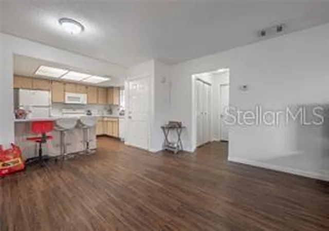 Listing Photo 4 - Condo for sale in building located at 4112 Ashford Grn Pl, TAMPA, FL 33613 - Unit #I203