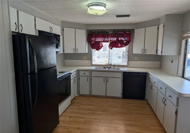 Photo 2 of Manufactured home for sale at 833 Cervina Dr S, Venice, FL 34285 | MLS# D6149300 | Listing updated on 2026-10-29