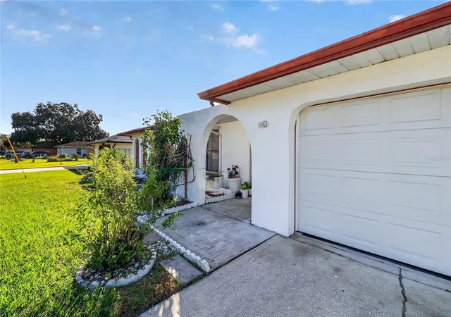 Photo 3 of Single family home for sale at 816 Alpine Ct, Kissimmee, FL 34758 | MLS# L4965957 | Listing updated on 2026-10-26