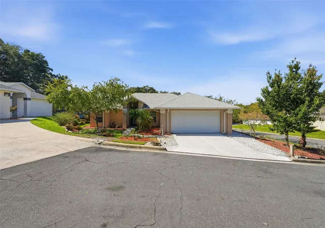 Photo 2 of Single family home for sale at 600 Huron Pl, Mount Dora, FL 32757 | MLS# O6451778 | Listing updated on 2026-10-30