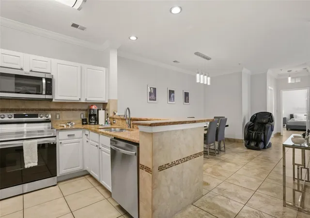 Listing Photo 4 - Condo for sale in building located at 1371 Tuscan Ter, Davenport, FL 33896 - Unit #3404