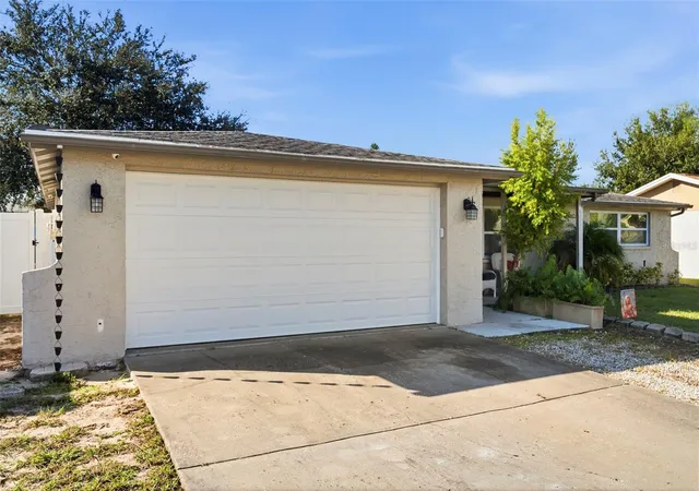 Photo 3 of Single family home for sale at 6703 Ranchwood Loop, New Port Richey, FL 34653 | MLS# W7890535 | Listing updated on 2026-10-23