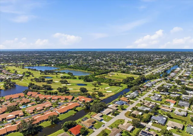Photo 4 of Single family home for sale at 832 S Gondola Dr, Venice, FL 34293 | MLS# N6146310 | Listing updated on 2026-10-29