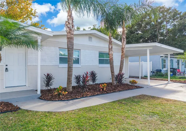 Photo 4 of Single family home for sale at 327 Amador Cir, Orlando, FL 32810 | MLS# O6451918 | Listing updated on 2026-10-24