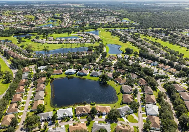 Photo 4 of Condo for sale at 1122 Mcdaniel St #1122, Sun City Center, FL 33573 | MLS# TB8560581 | Listing updated on 2026-10-27