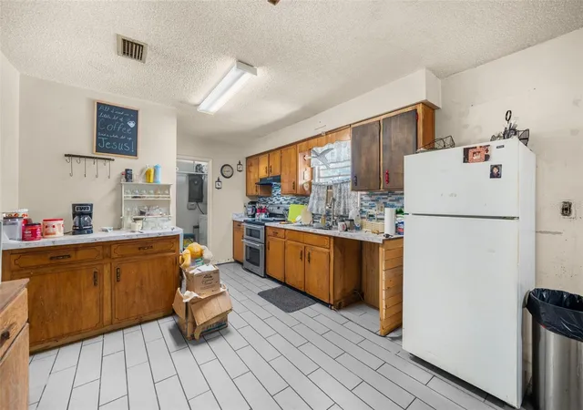 Photo 4 of Single family home for sale at 140 SW Quincy Ter, Lake City, FL 32024 | MLS# A4710515 | Listing updated on 2026-10-23