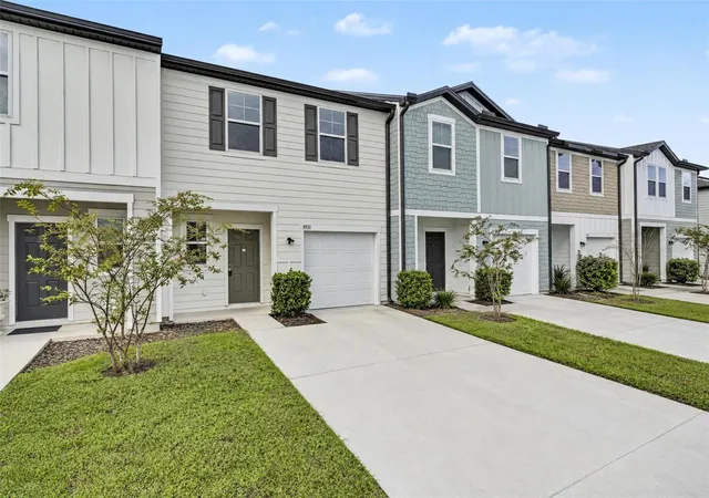 Photo 3 of Townhouse for sale at 5931 Chestnut Grv Pl, Saint Cloud, FL 34771 | MLS# O6451973 | Listing updated on 2026-10-23