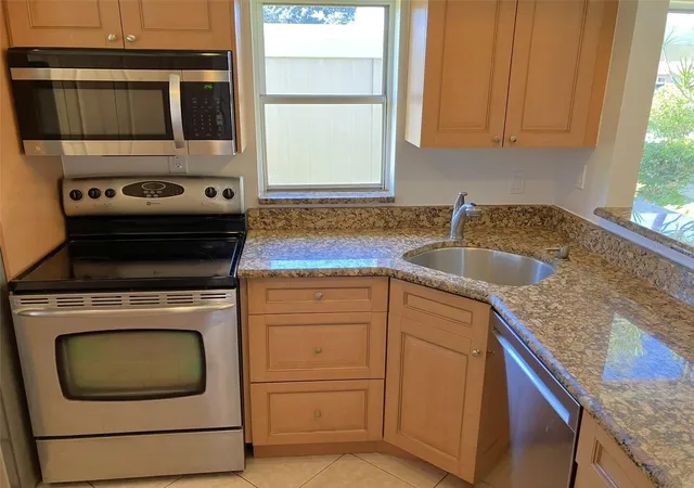 Photo 4 of Condo for sale at 2460 Laurelwood Dr #E, Clearwater, FL 33763 | MLS# TB8560667 | Listing updated on 2026-10-26