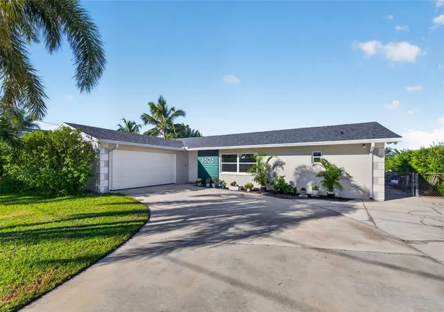 Photo 3 of Sale Pending at 4606 Bay Crst Dr, Tampa, FL 33615 | MLS# TB8560679 | Listing updated on 2026-10-25