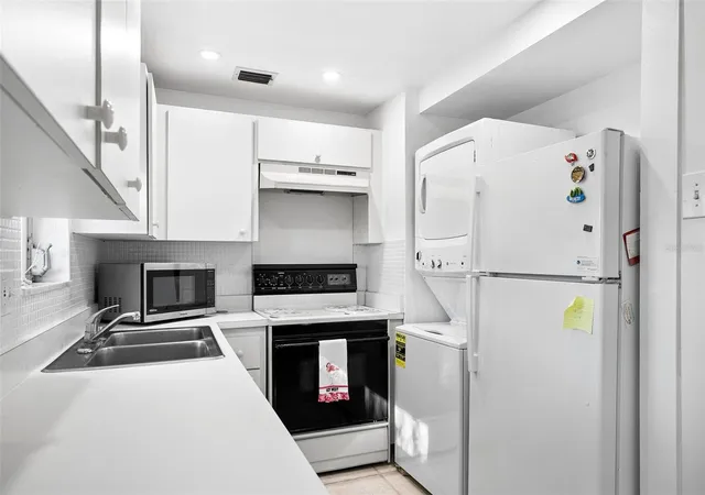 Photo 4 of Multi family home for sale at 597 Sutton Pl, Longboat Key, FL 34228 | MLS# A4710546 | Listing updated on 2026-10-28