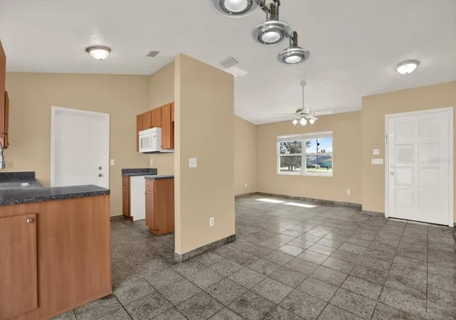 Photo 3 of Single family home for sale at 6238 Covewood Dr, Spring Hill, FL 34609 | MLS# W7890563 | Listing updated on 2026-10-23