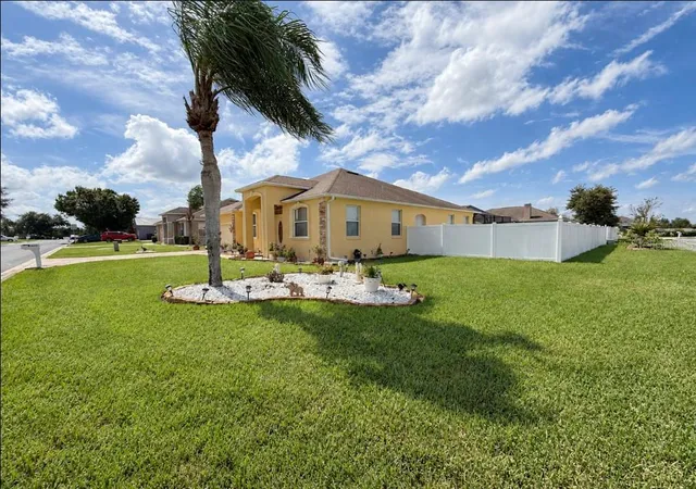 Photo 4 of Single family home for sale at 8166 Woodvine Cir, Lakeland, FL 33810 | MLS# L4965993 | Listing updated on 2026-10-24
