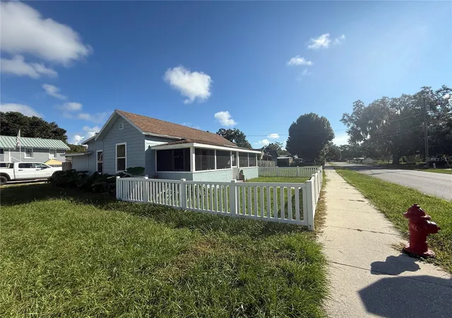 Single family home for sale at 321 Cassady St, UMATILLA, FL 32784 | MLS# G5119400