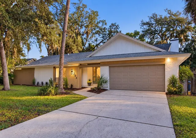 Photo 3 of Single family home for sale at 204 W Ridgewood Ct, Longwood, FL 32779 | MLS# O6452129 | Listing updated on 2026-10-23