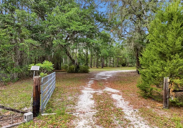Photo 3 of Manufactured home for sale at 17926 Se 49th Place, Hawthorne, FL 32640 | MLS# W7890572 | Listing updated on 2026-10-23