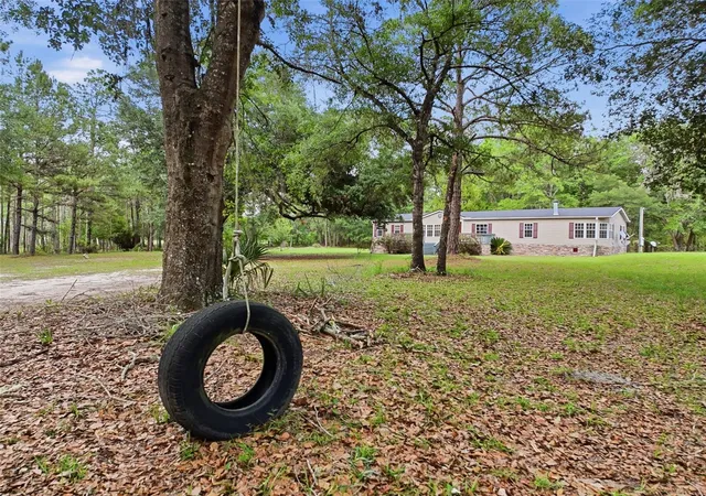 Photo 3 of Manufactured home for sale at 17926 SE 49th Place, Hawthorne, FL 32640 | MLS# W7890572 | Listing updated on 2026-10-23