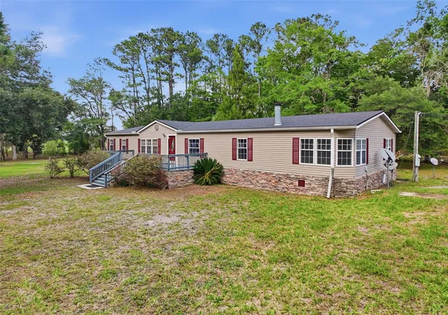 Photo 4 of Manufactured home for sale at 17926 SE 49th Place, Hawthorne, FL 32640 | MLS# W7890572 | Listing updated on 2026-10-23