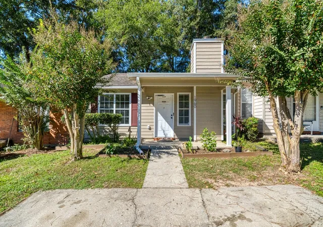 Photo 1 of Townhouse for sale at 1960 Carp Ln, TALLAHASSEE, FL 32303 | MLS# N6146316 | Listing updated on 2026-10-23