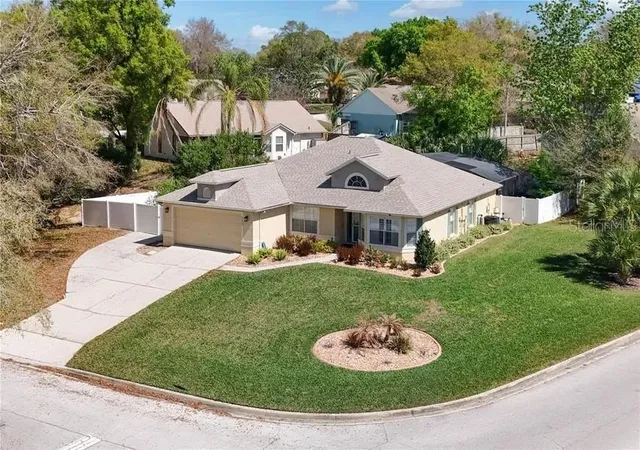 Photo 3 of Single family home for sale at 112 Madrona Dr, Eustis, FL 32726 | MLS# TB8560837 | Listing updated on 2026-10-23