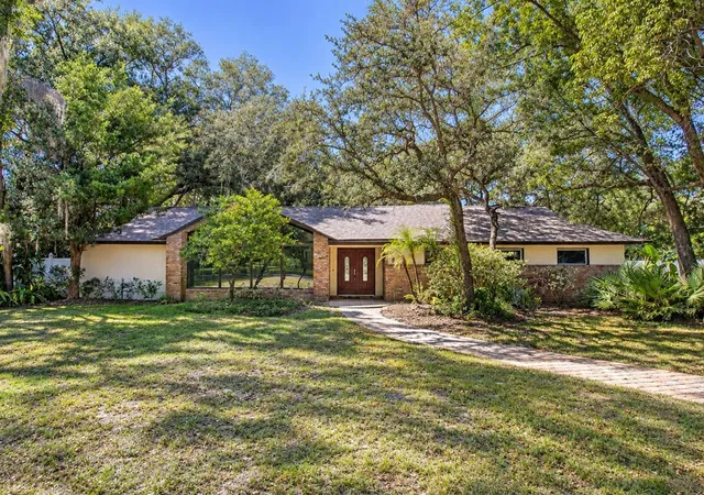Photo 1 of Single family home for sale at 400 Blue Lake Dr, Longwood, FL 32779 | MLS# O6452167 | Listing updated on 2026-10-30