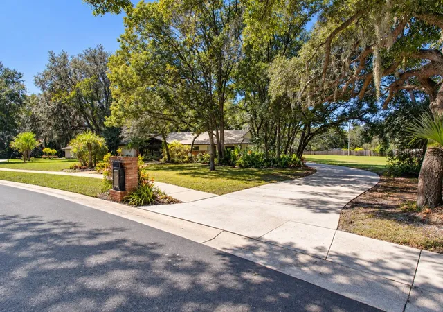 Photo 2 of Single family home for sale at 400 Blue Lake Dr, Longwood, FL 32779 | MLS# O6452167 | Listing updated on 2026-10-30