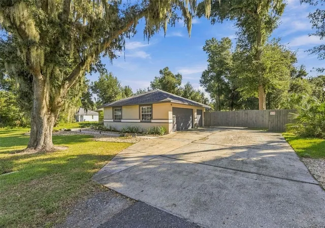 Photo 3 of Single family home for sale at 8416 Southwood Oaks St, Lithia, FL 33547 | MLS# TB8560876 | Listing updated on 2026-10-29