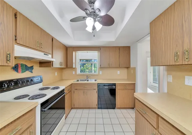 Photo 4 of Single family home for sale at 102 Sandhurst Dr, Venice, FL 34293 | MLS# A4710612 | Listing updated on 2026-10-24