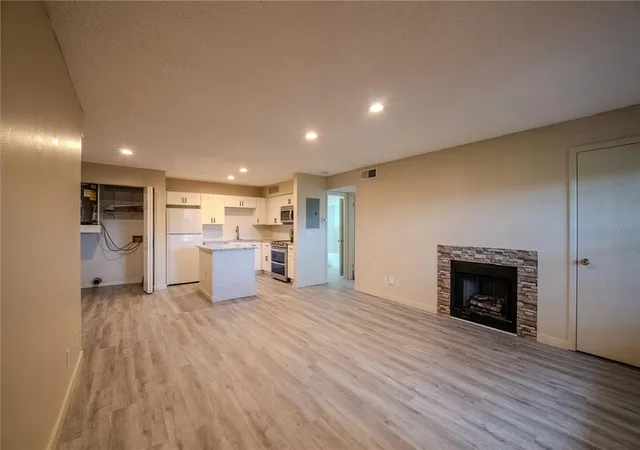 Photo 3 of Condo for sale at 315 Lakepointe Dr #204, Altamonte Springs, FL 32701 | MLS# S5160086 | Listing updated on 2026-10-24