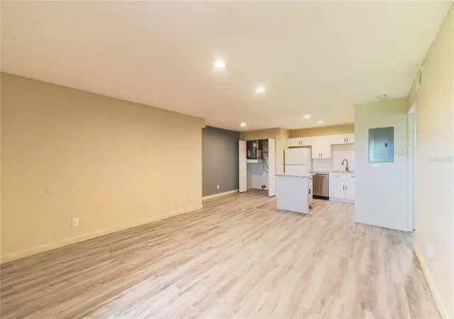 Photo 4 of Condo for sale at 315 Lakepointe Dr #204, Altamonte Springs, FL 32701 | MLS# S5160086 | Listing updated on 2026-10-24